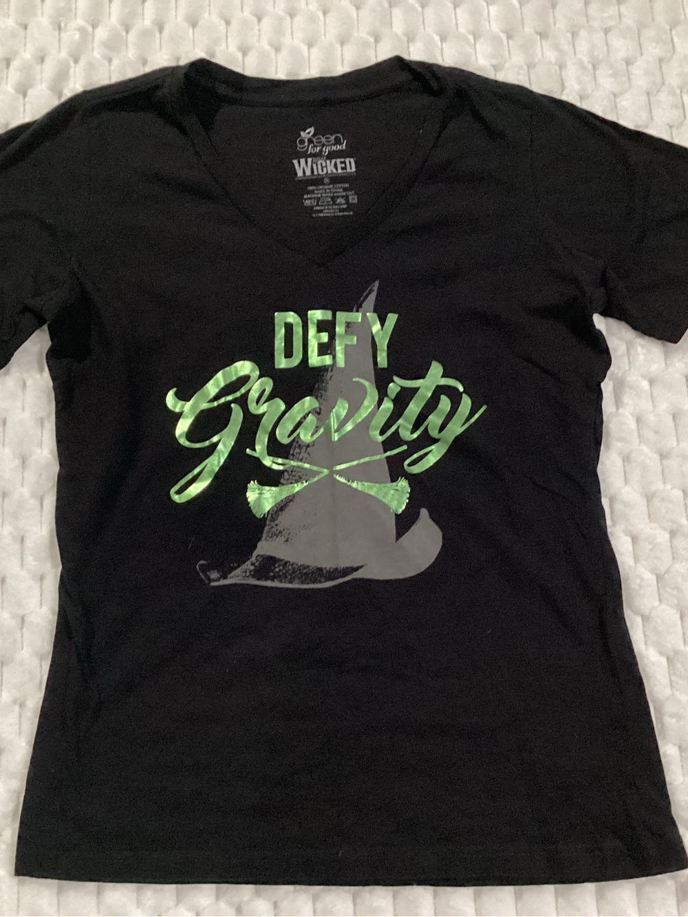 Wicked 'Defy Gravity' Black Short Sleeve V-Neck Tee size medium #40